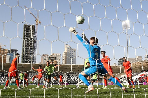 万博体育 U23亚洲杯｜定位球立功，门将李昊开挂，U23国足离淘汰赛越来越近